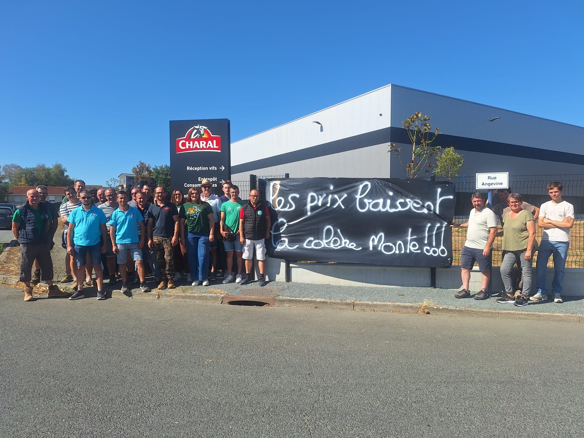 Viande bovine : action coup de poing devant Charal à Cholet